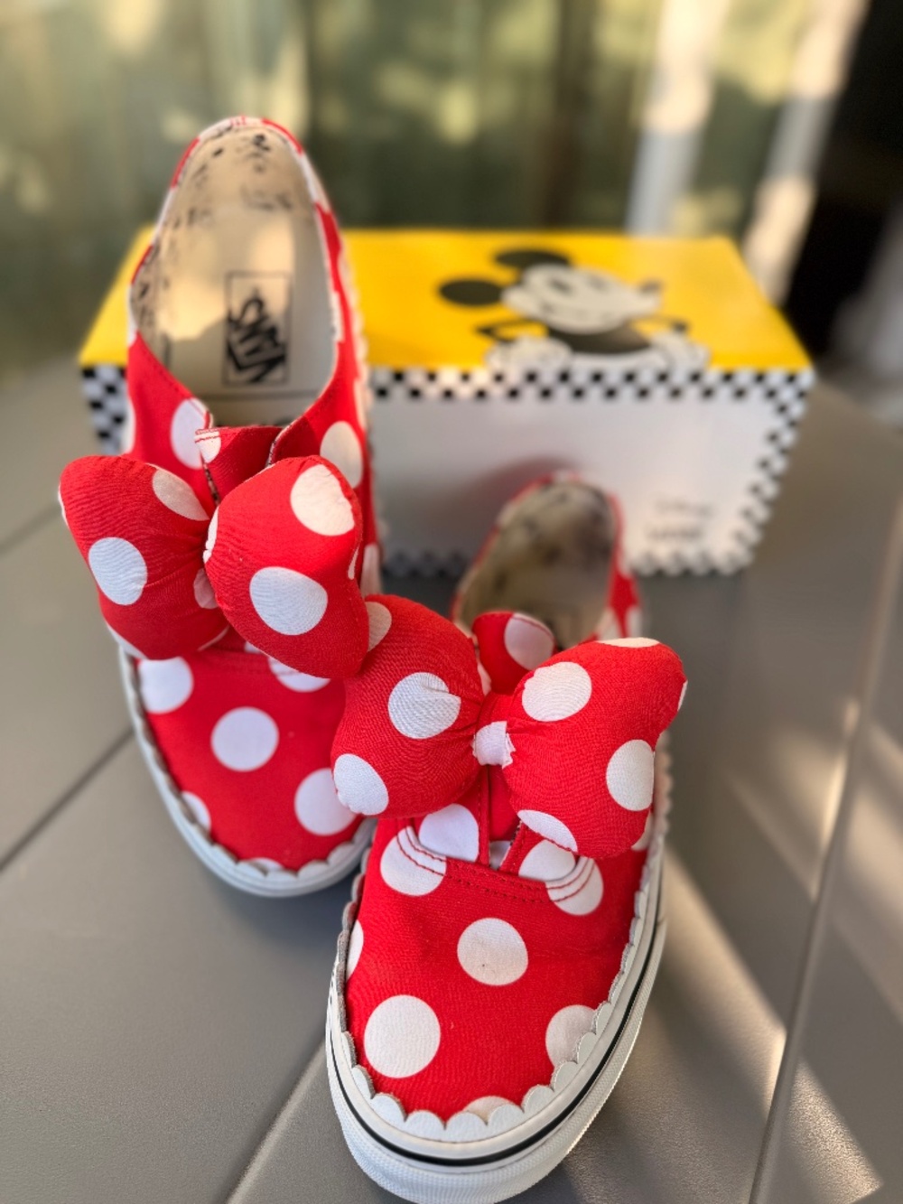 Vans Authentic Disney Minnie Mouse Bow Red shoes Womens Size 9.5 Mens Size 8